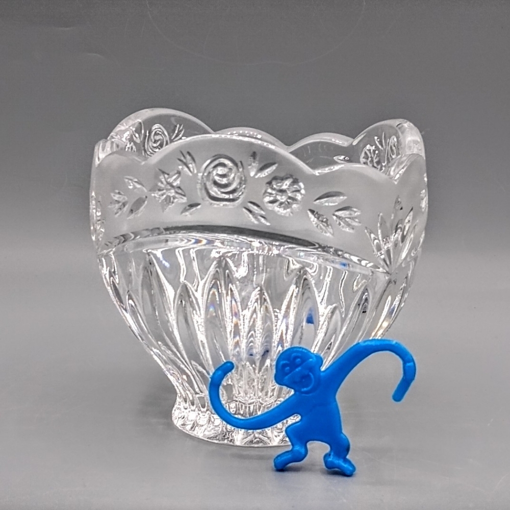 Oneida Southern Garden Crystal Candy Dish Frosted Rose Petal Bowl Vintage - Picture 6 of 8